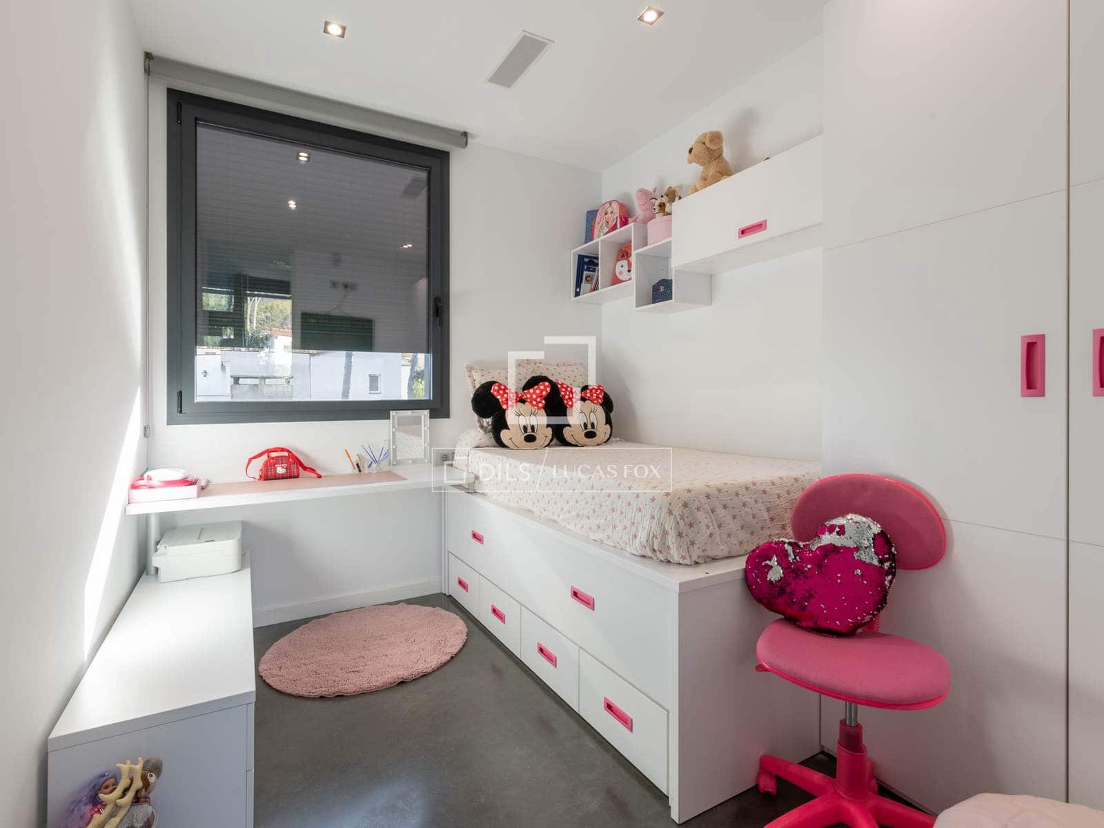 5 bedroom Villa for rent in Castelldefels with pool garage - € 11,000 (Ref: 9883674)