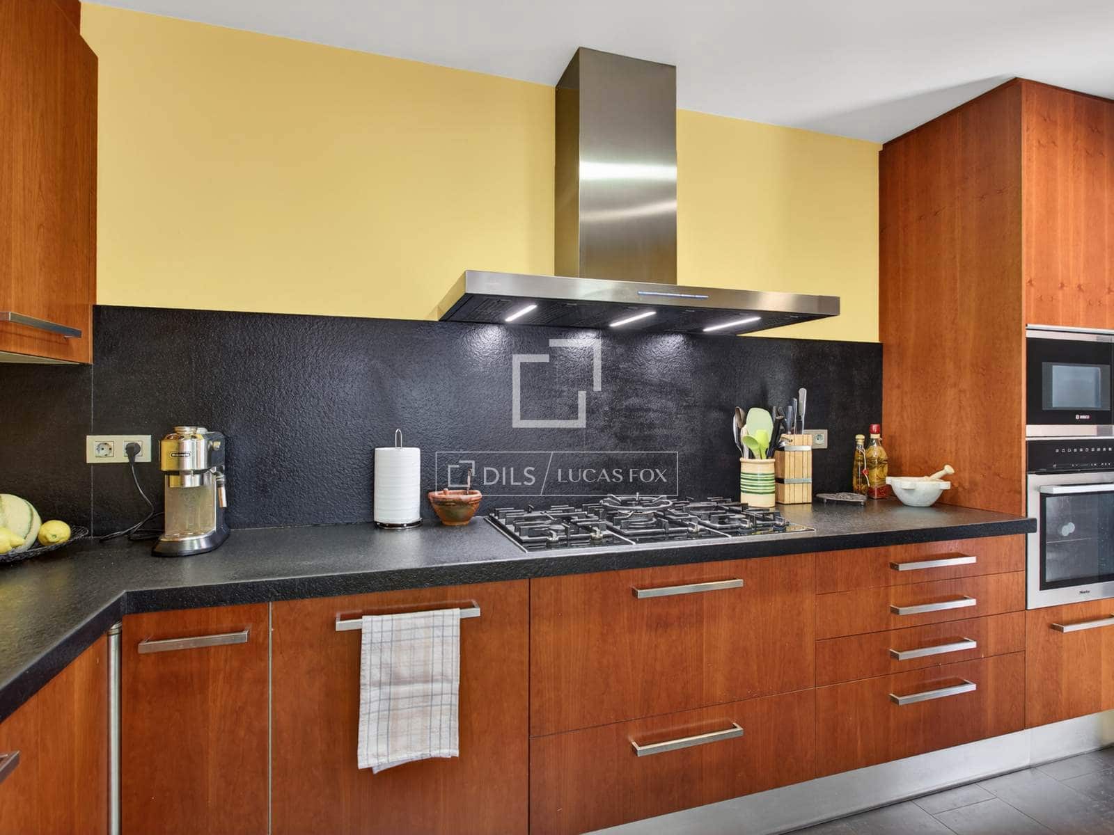3 soveværelse Villa til salg i Vallromanes med swimmingpool garage - € 722.000 (Ref: 9892718)