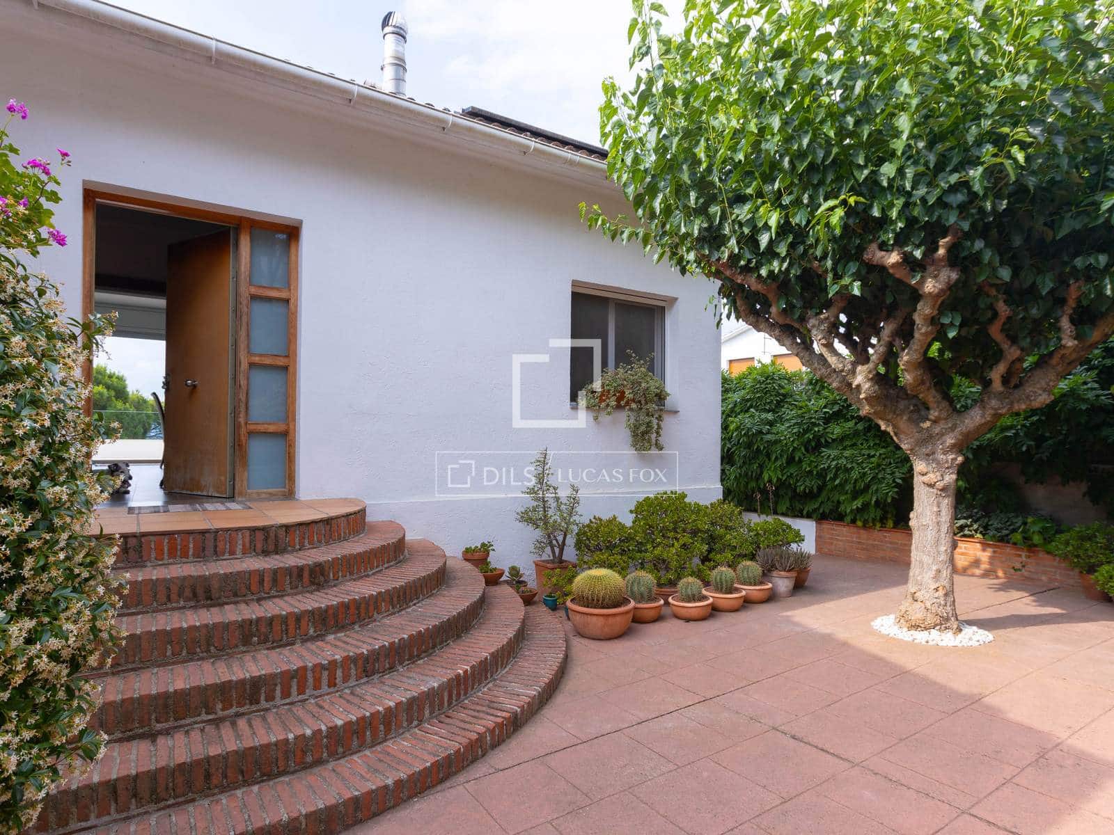 3 soveværelse Villa til salg i Vallromanes med swimmingpool garage - € 722.000 (Ref: 9892718)
