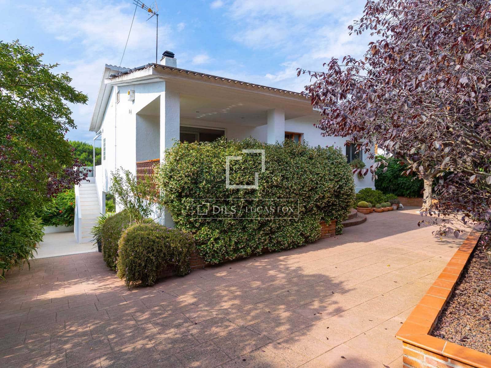 3 soveværelse Villa til salg i Vallromanes med swimmingpool garage - € 722.000 (Ref: 9892718)