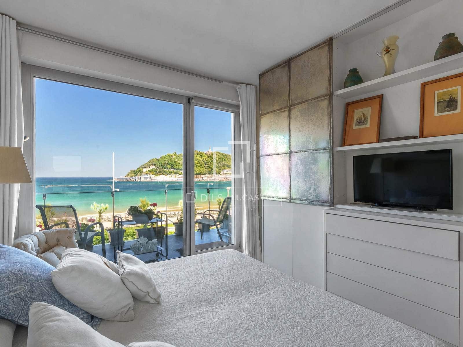3 bedroom Apartment for sale in Donostia-San Sebastian - € 3,150,000 (Ref: 9892939)