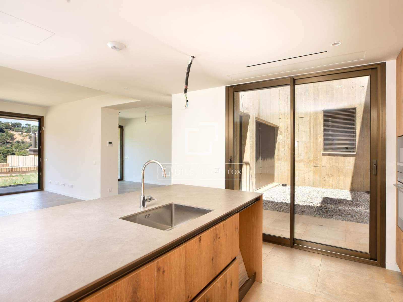 4 bedroom Villa for sale in Sa Riera with pool - € 823,000 (Ref: 9893185)