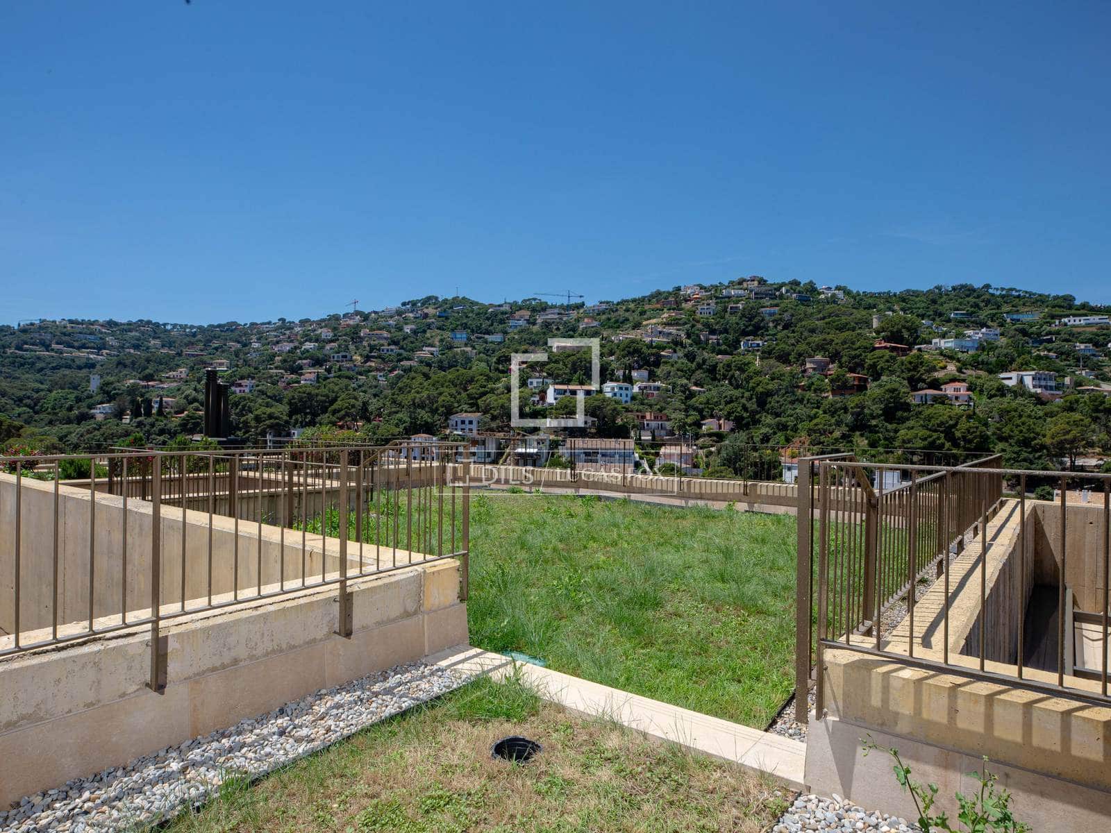 4 bedroom Villa for sale in Sa Riera with pool - € 823,000 (Ref: 9893185)