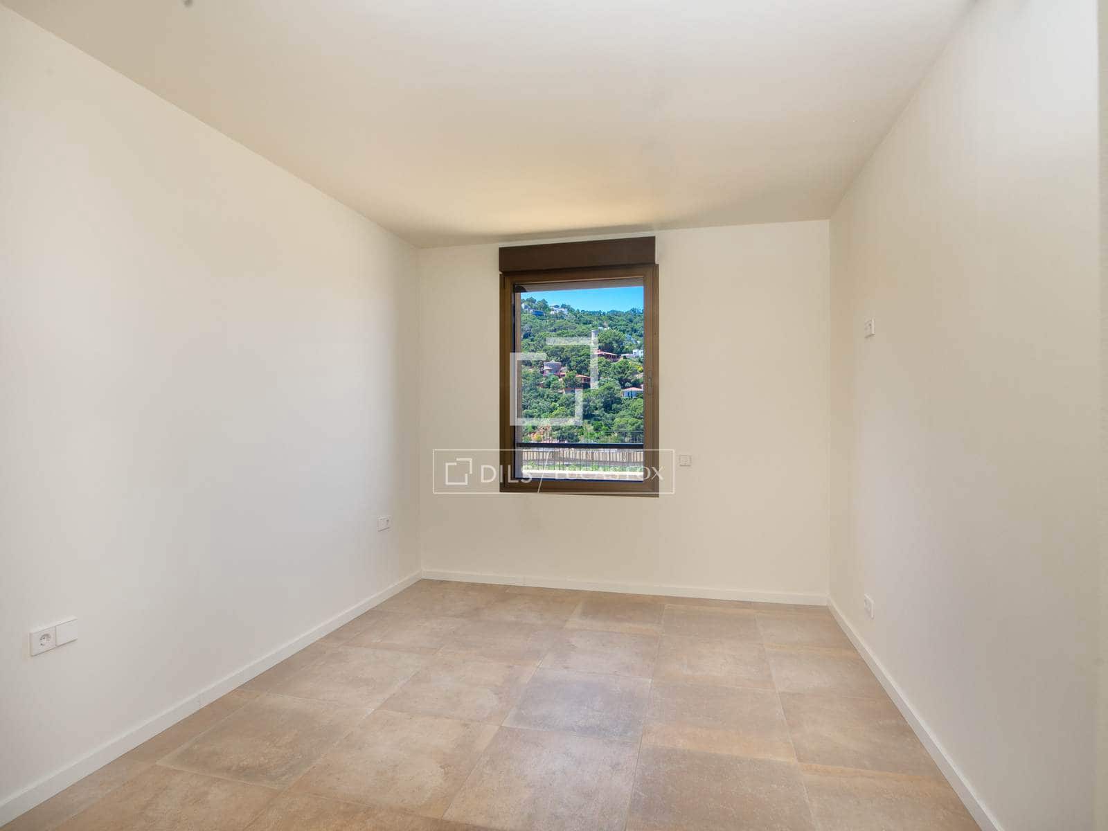 4 bedroom Villa for sale in Sa Riera with pool - € 825,000 (Ref: 9893186)