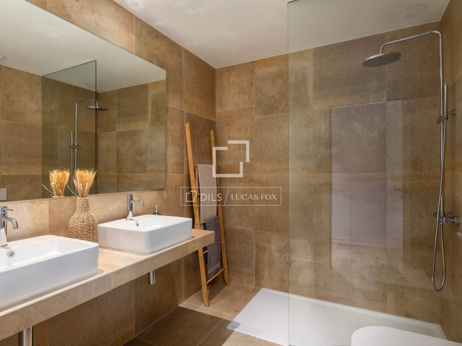 4 bedroom Villa for sale in Sa Riera with pool - € 780,000 (Ref: 9893191)