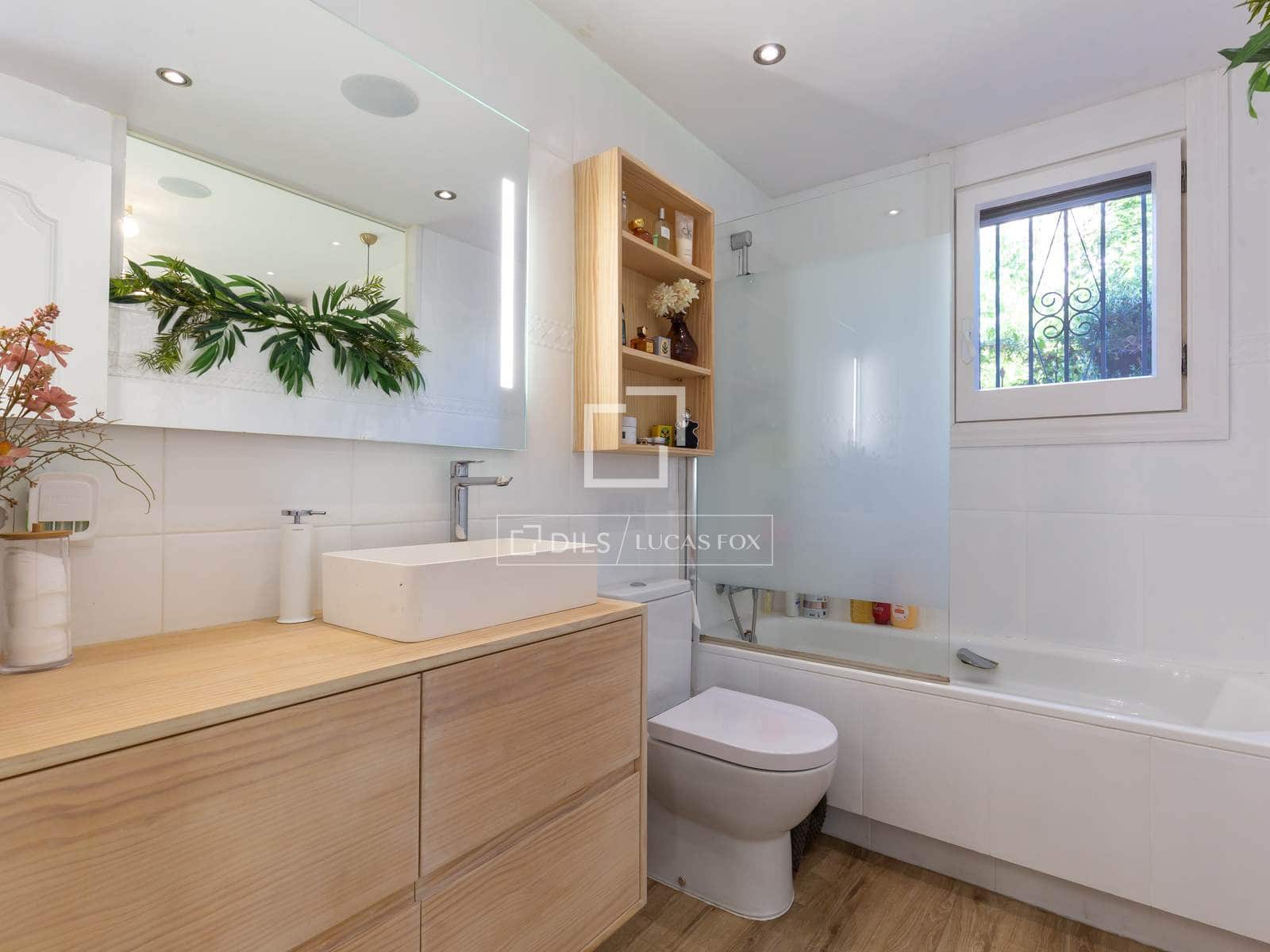 4 bedroom Apartment for sale in Esplugues de Llobregat with garage - € 790,000 (Ref: 9893195)