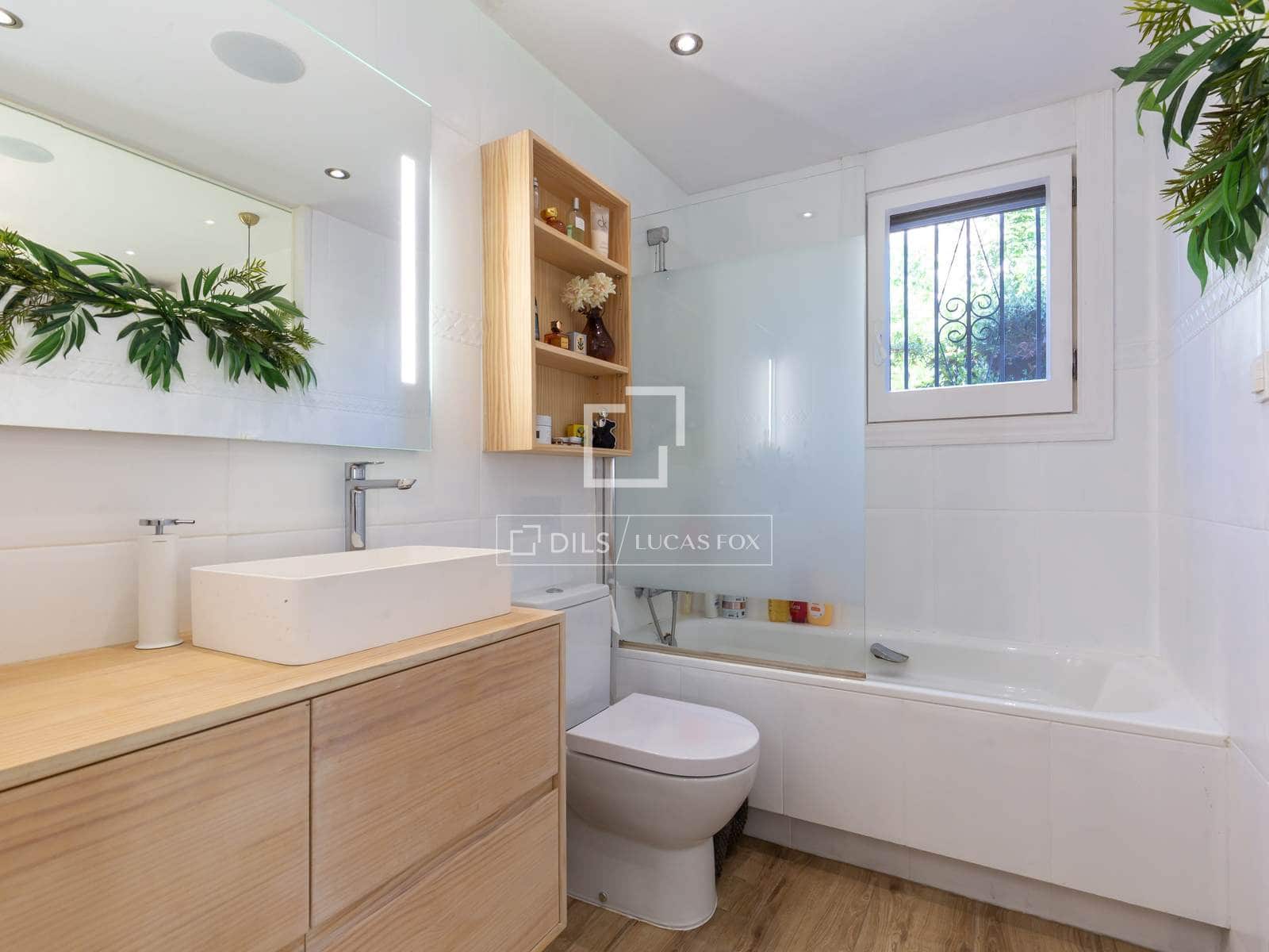 4 bedroom Apartment for sale in Esplugues de Llobregat with garage - € 790,000 (Ref: 9893195)