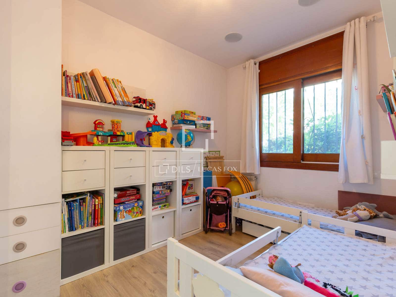 4 bedroom Apartment for sale in Esplugues de Llobregat with garage - € 790,000 (Ref: 9893195)