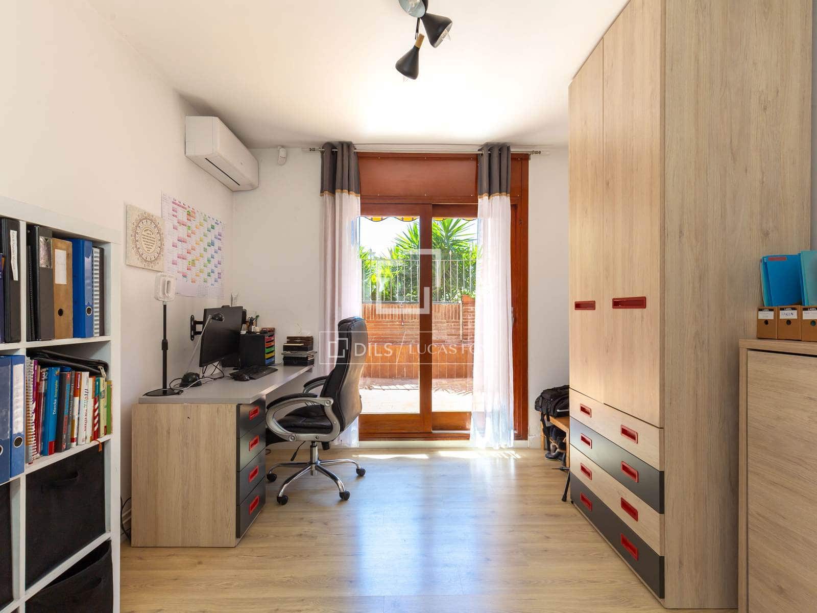 4 bedroom Apartment for sale in Esplugues de Llobregat with garage - € 790,000 (Ref: 9893195)