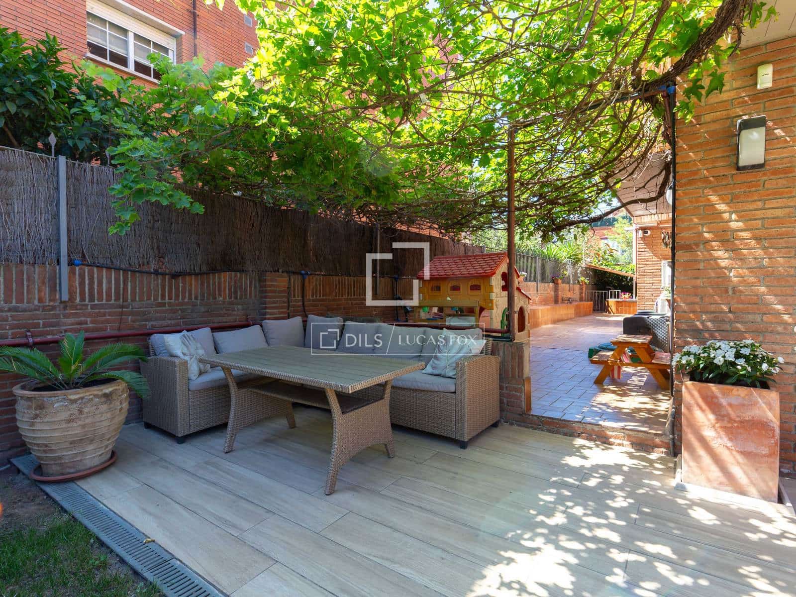 4 bedroom Apartment for sale in Esplugues de Llobregat with garage - € 790,000 (Ref: 9893195)