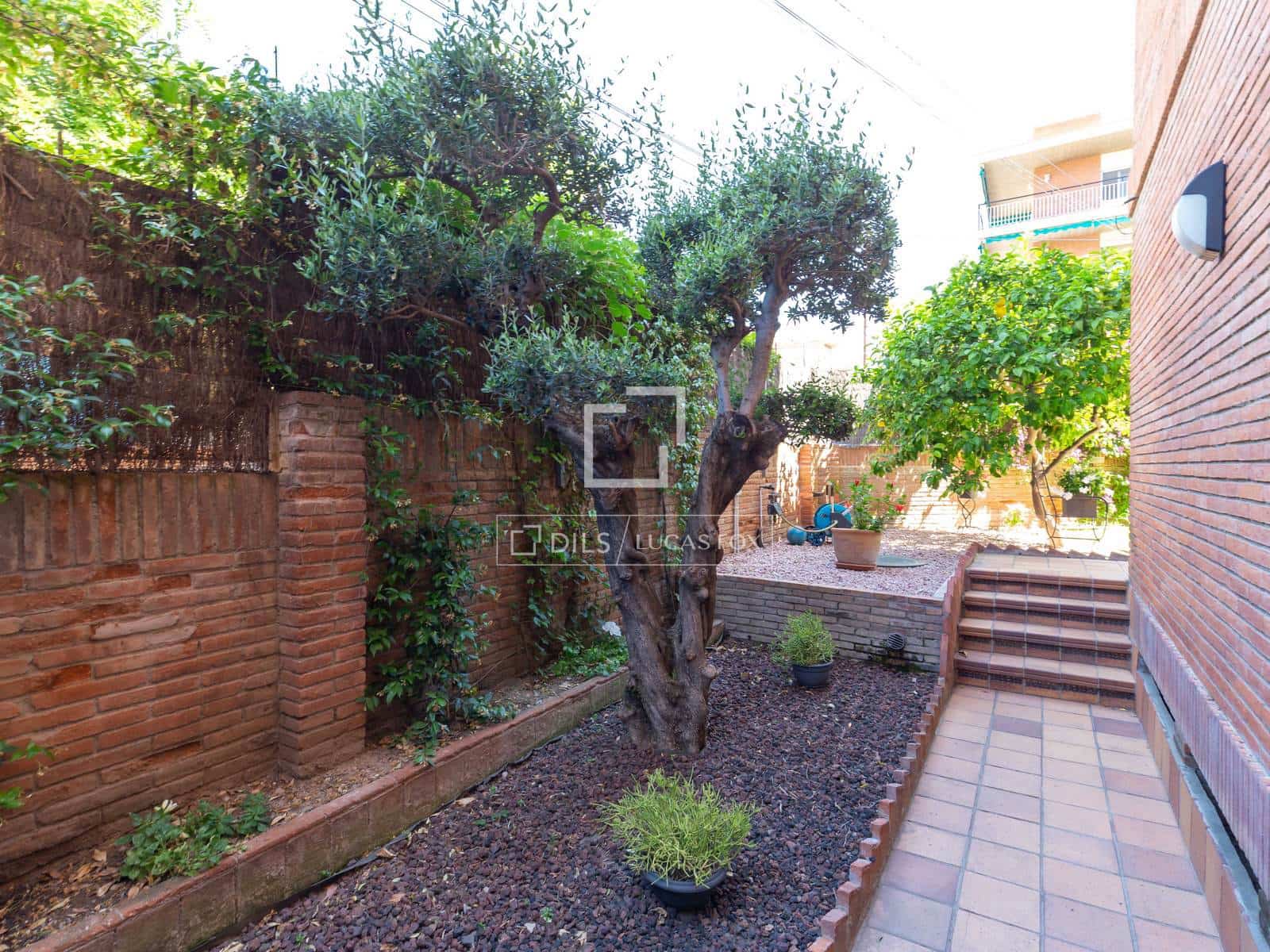 4 bedroom Apartment for sale in Esplugues de Llobregat with garage - € 790,000 (Ref: 9893195)