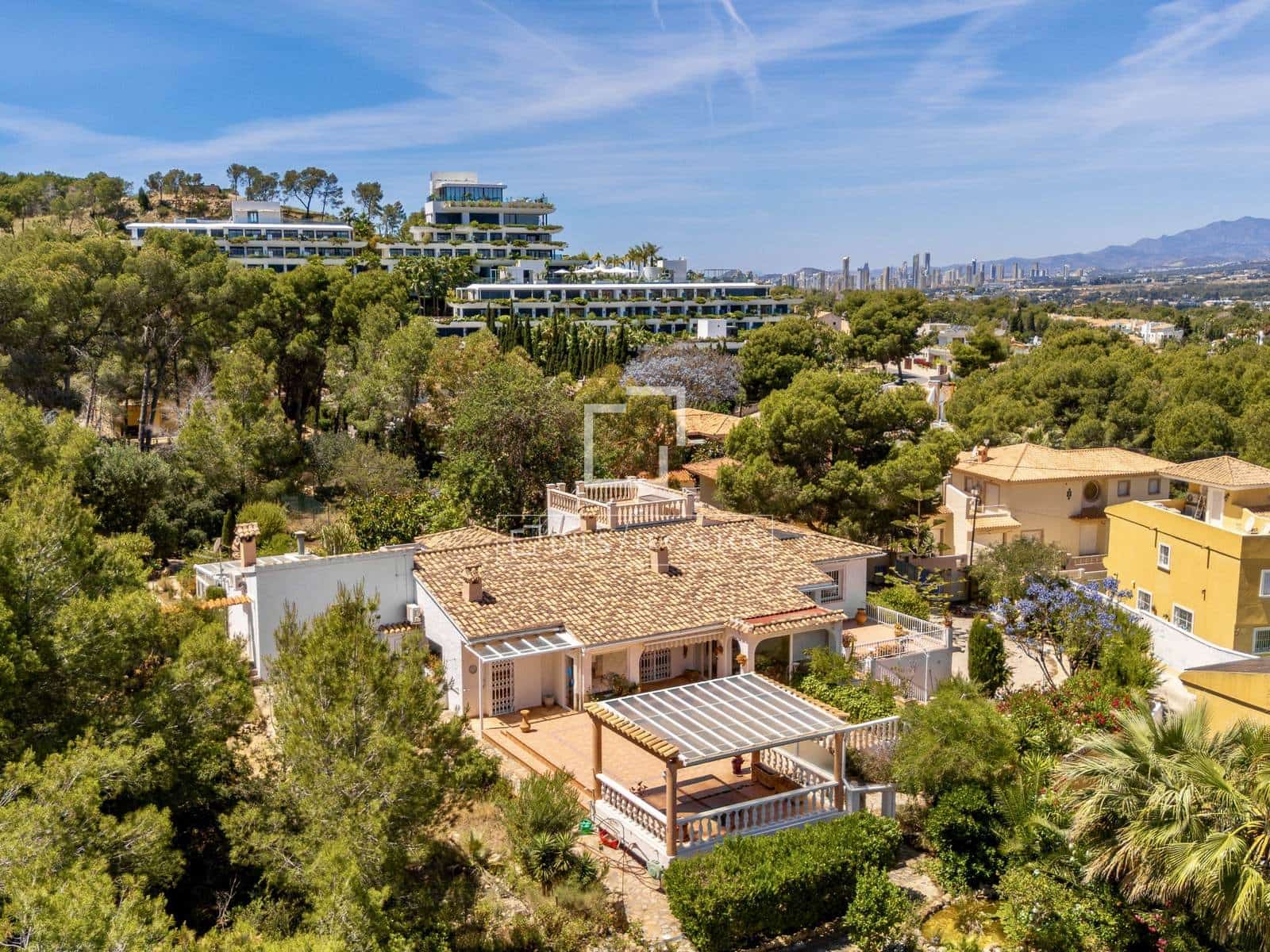 Building Plot for sale in Alfaz del Pi / L'Alfas del Pi - € 2,500,000 (Ref: 9895354)