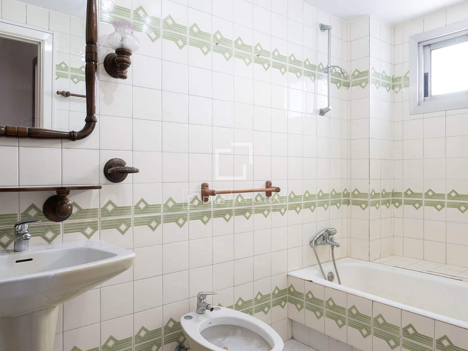 Apartamento de 3 habitaciones en Vigo en venta con garaje - 280.000 € (Ref: 9898459)
