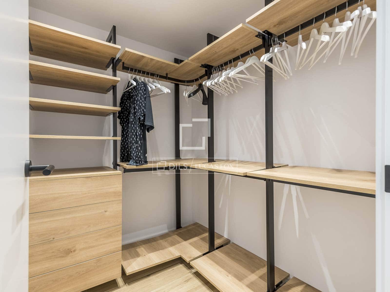 2 soverom Leilighet til salgs i Barcelona by med svømmebasseng garasje - € 1 200 000 (Ref: 9905159)