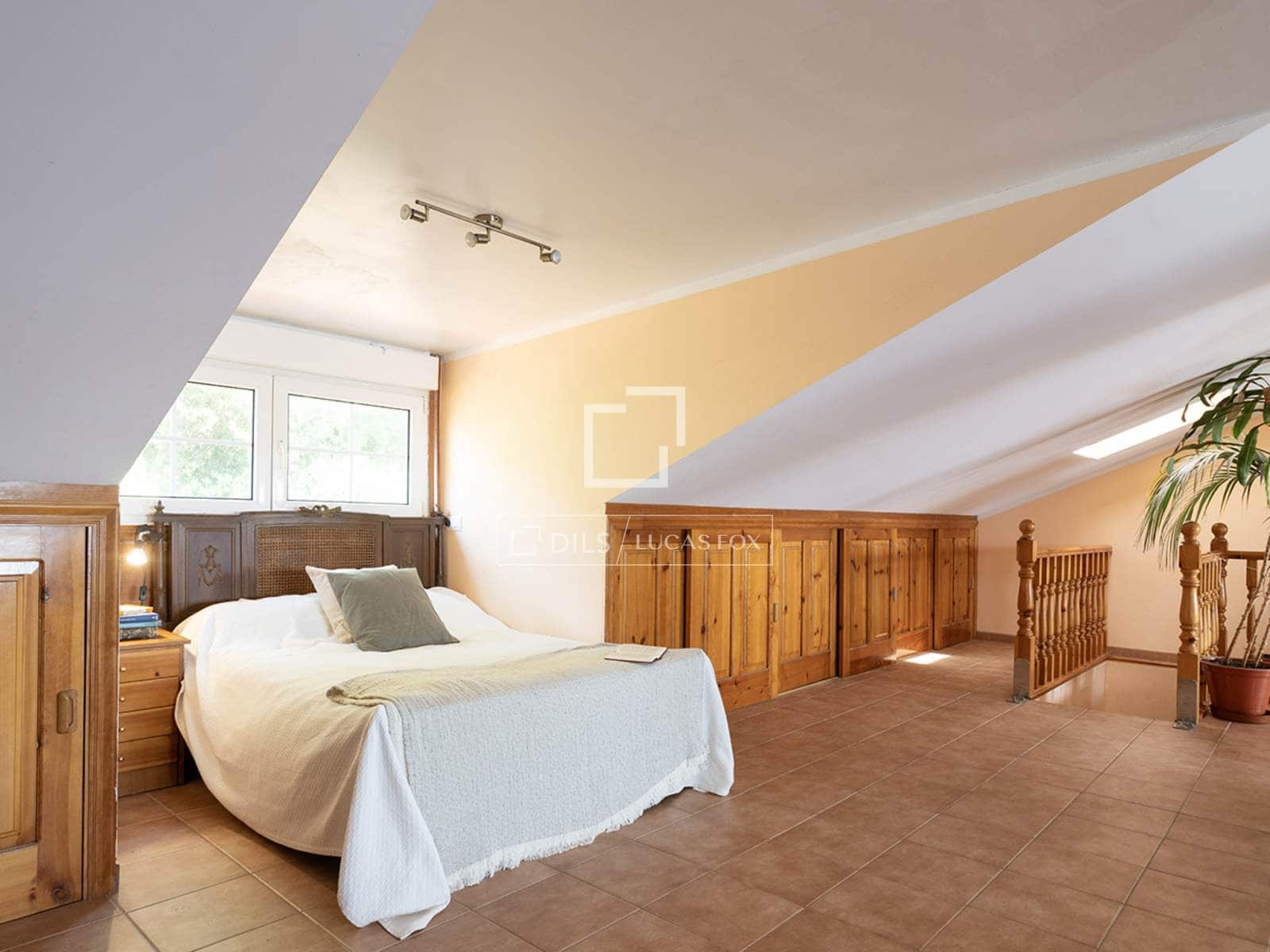 7 bedroom Villa for sale in Oia with pool garage - € 700,000 (Ref: 9914919)