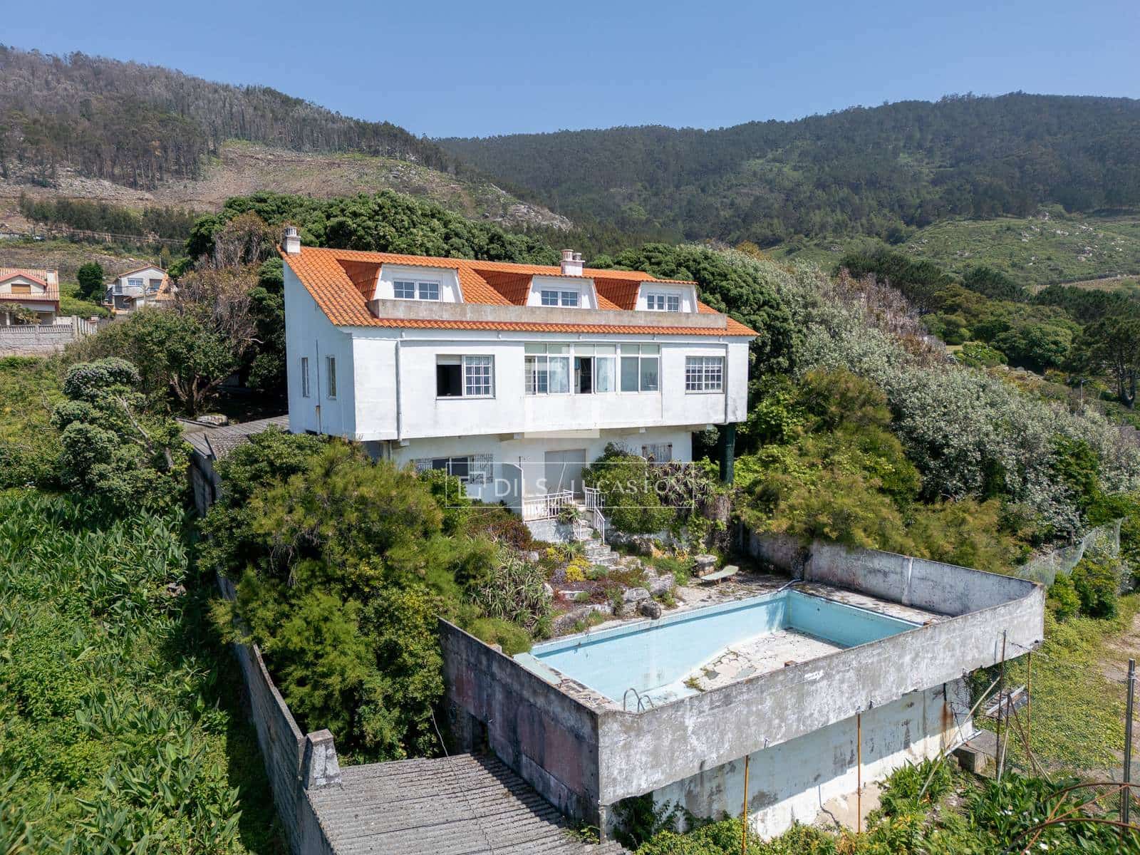 7 bedroom Villa for sale in Oia with pool garage - € 700,000 (Ref: 9914919)