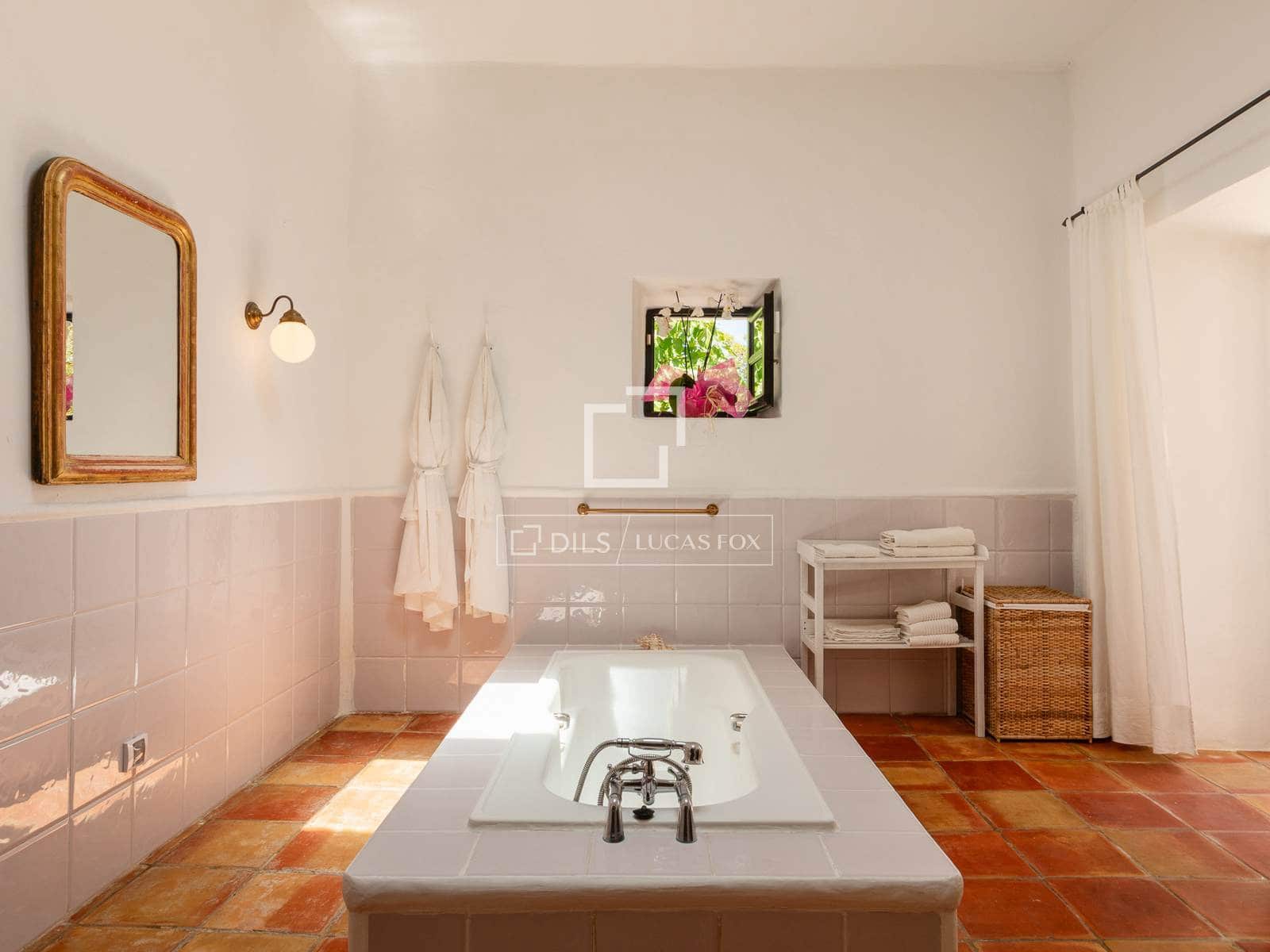 5 slaapkamer Finca/Landhuis te koop in Roca Llisa met zwembad - € 4.995.000 (Ref: 9918739)