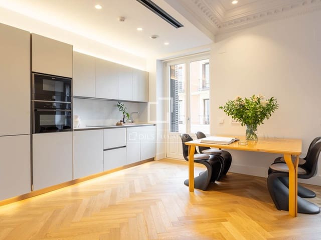 Appartement de 2 chambres à louer à Madrid ville - 3 600 € (Ref: 9918877)