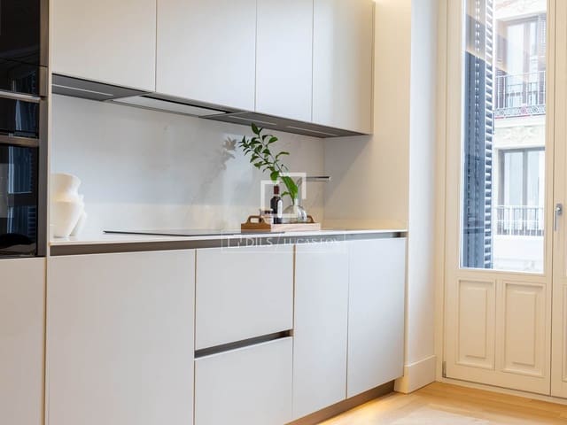 Appartement de 2 chambres à louer à Madrid ville - 3 600 € (Ref: 9918877)