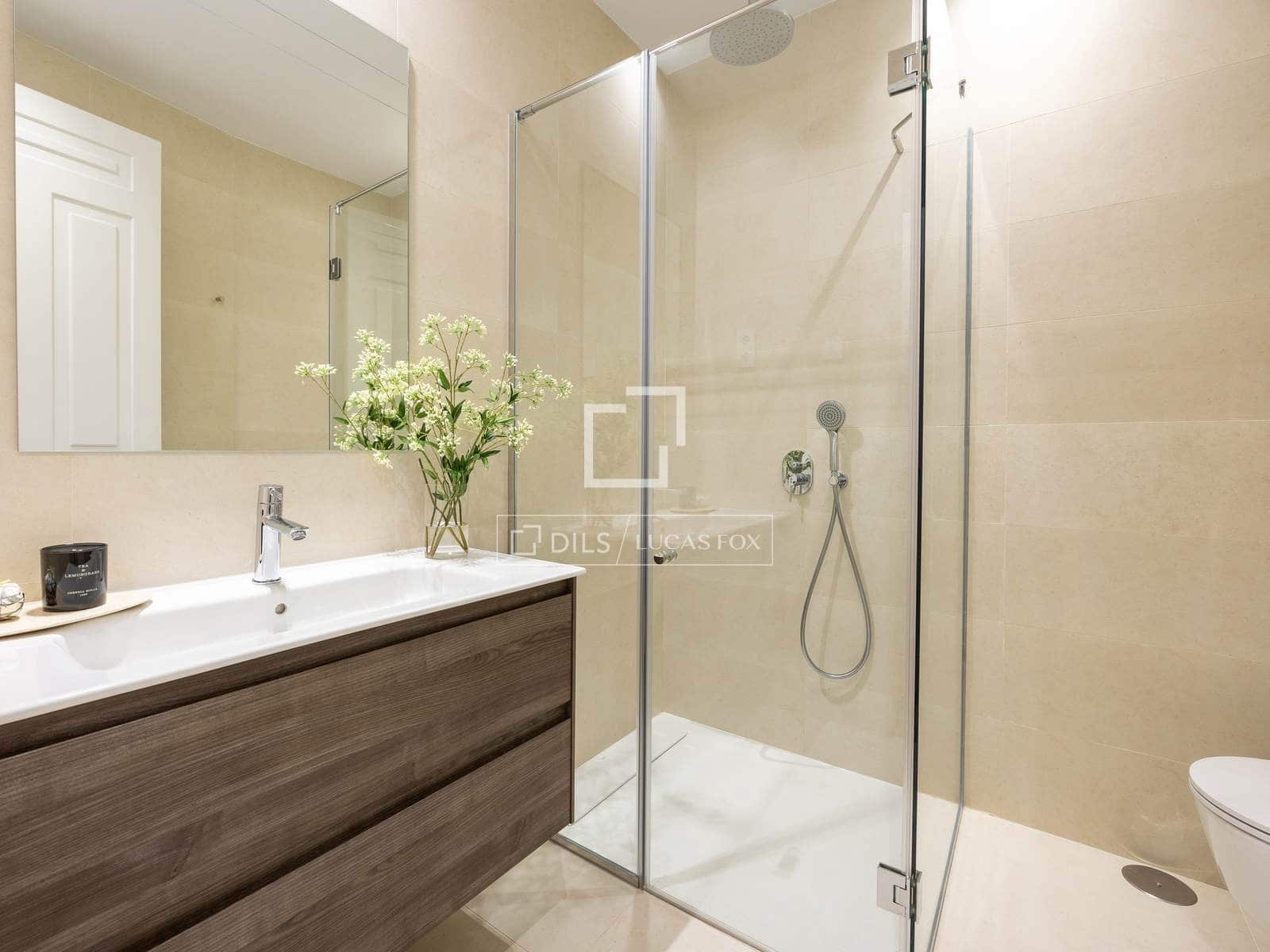 Appartement de 2 chambres à louer à Madrid ville - 3 600 € (Ref: 9918877)