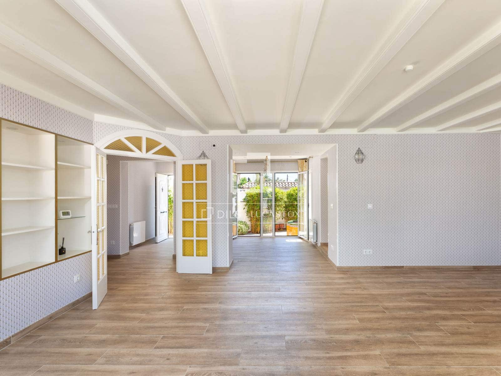 4 slaapkamer Villa te koop in Empuriabrava met zwembad garage - € 995.000 (Ref: 9918976)