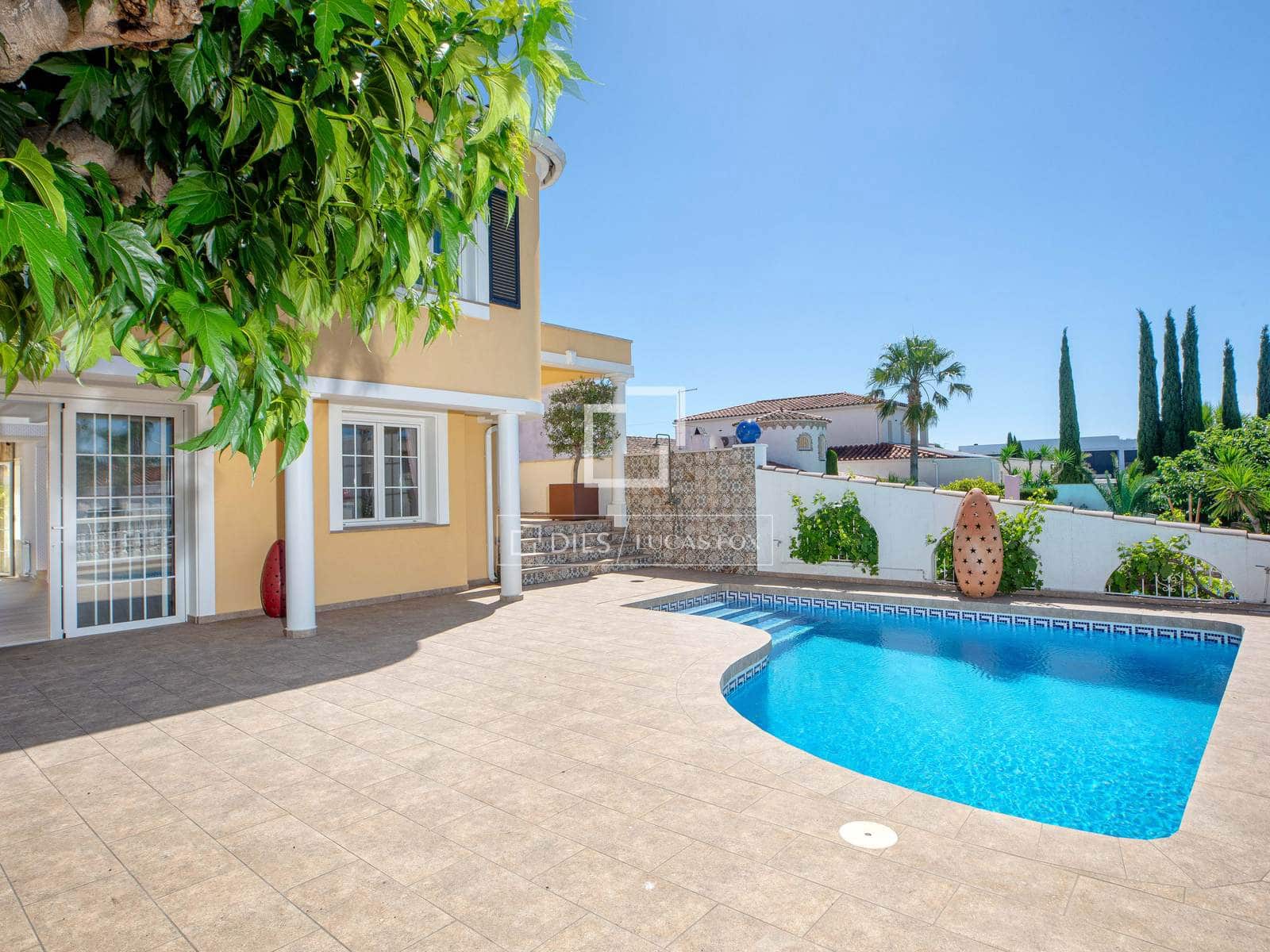 4 slaapkamer Villa te koop in Empuriabrava met zwembad garage - € 995.000 (Ref: 9918976)