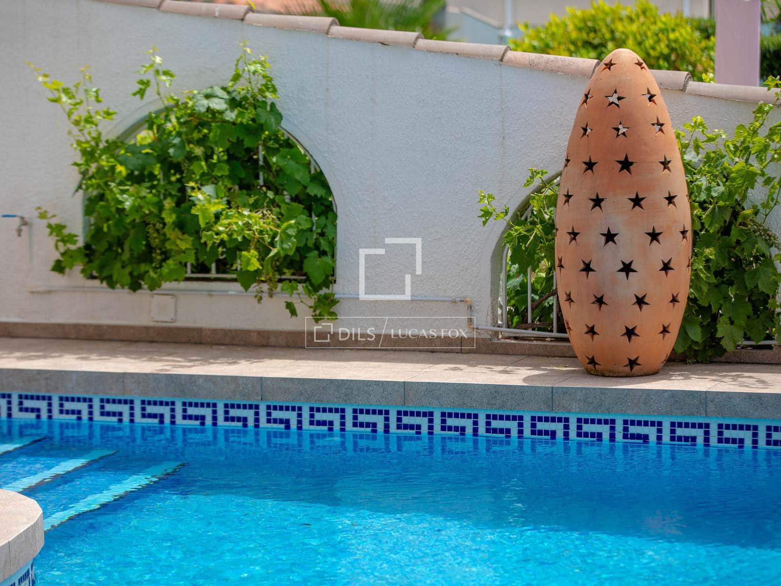 4 slaapkamer Villa te koop in Empuriabrava met zwembad garage - € 995.000 (Ref: 9918976)