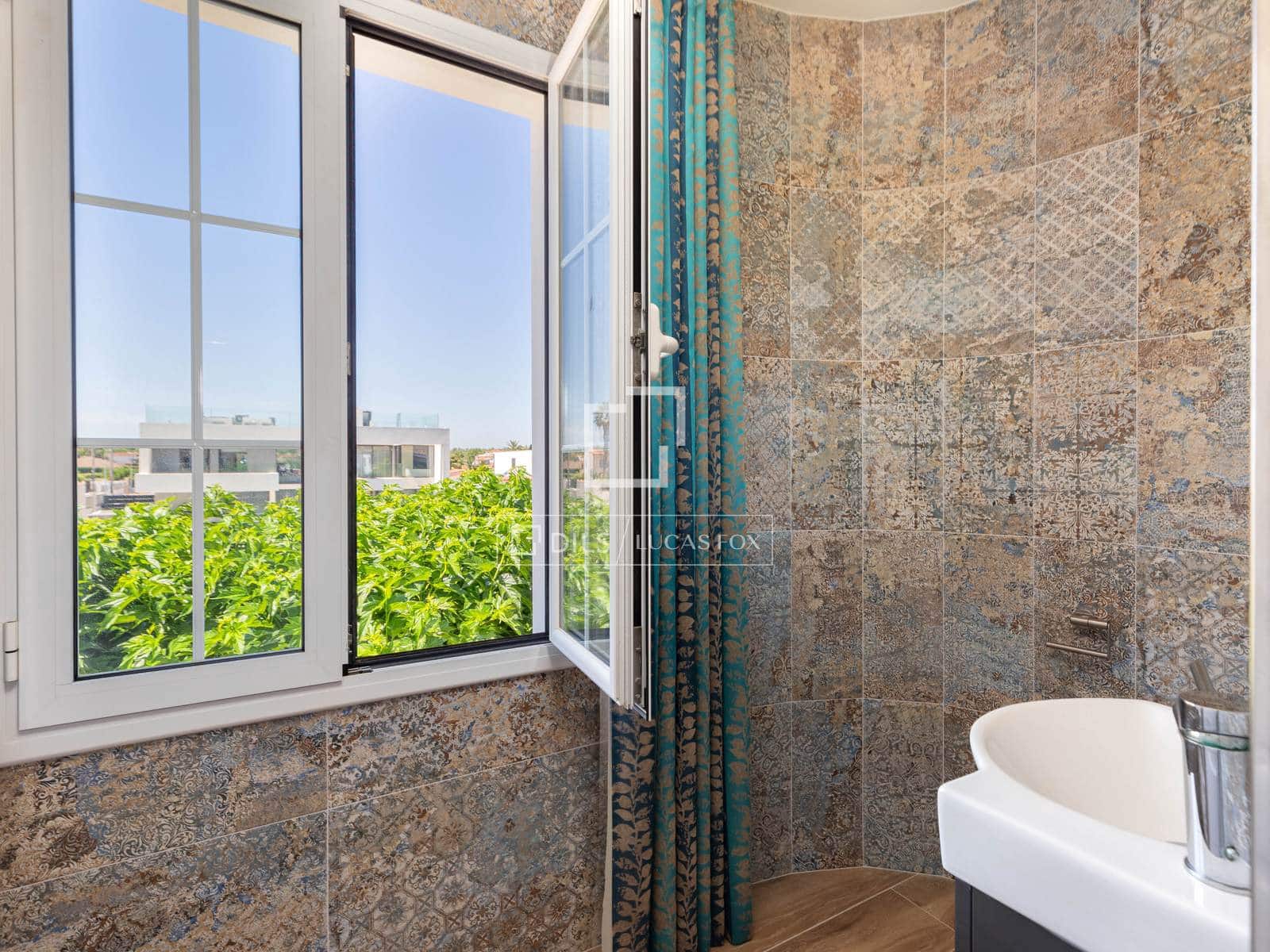 4 slaapkamer Villa te koop in Empuriabrava met zwembad garage - € 995.000 (Ref: 9918976)
