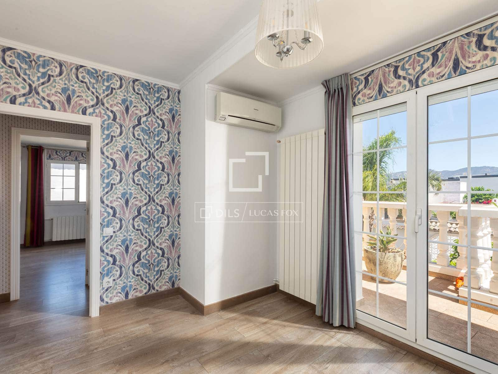 4 slaapkamer Villa te koop in Empuriabrava met zwembad garage - € 995.000 (Ref: 9918976)