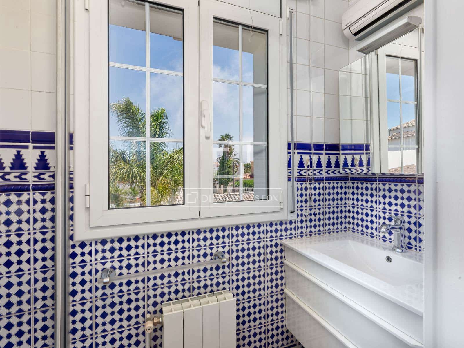 4 slaapkamer Villa te koop in Empuriabrava met zwembad garage - € 995.000 (Ref: 9918976)