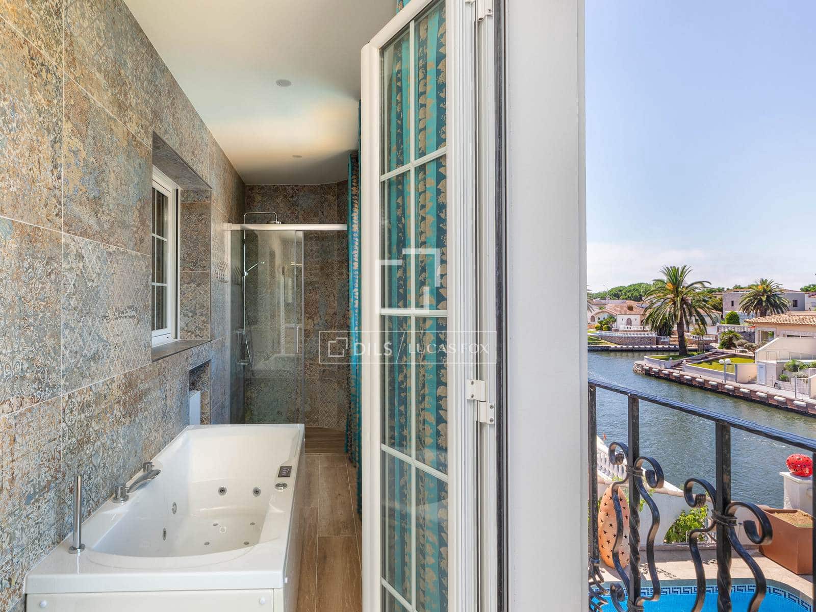4 slaapkamer Villa te koop in Empuriabrava met zwembad garage - € 995.000 (Ref: 9918976)