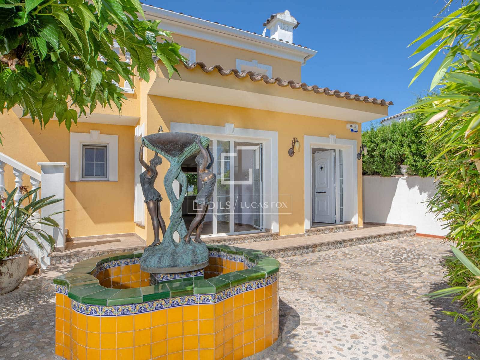 4 slaapkamer Villa te koop in Empuriabrava met zwembad garage - € 995.000 (Ref: 9918976)