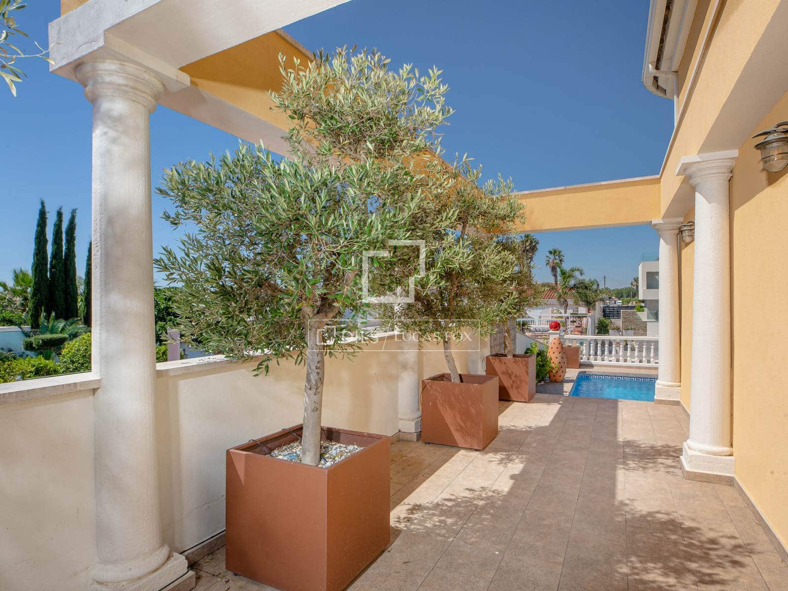 4 slaapkamer Villa te koop in Empuriabrava met zwembad garage - € 995.000 (Ref: 9918976)