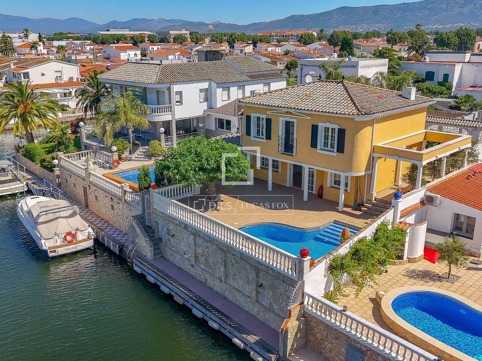 4 slaapkamer Villa te koop in Empuriabrava met zwembad garage - € 995.000 (Ref: 9918976)