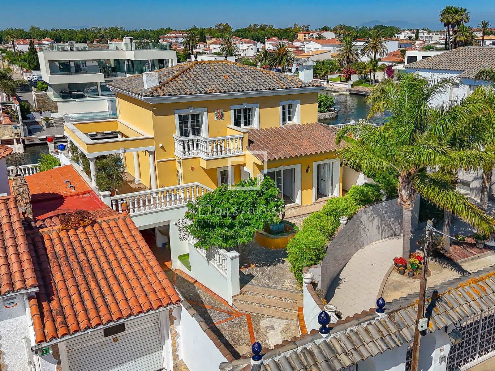 4 slaapkamer Villa te koop in Empuriabrava met zwembad garage - € 995.000 (Ref: 9918976)