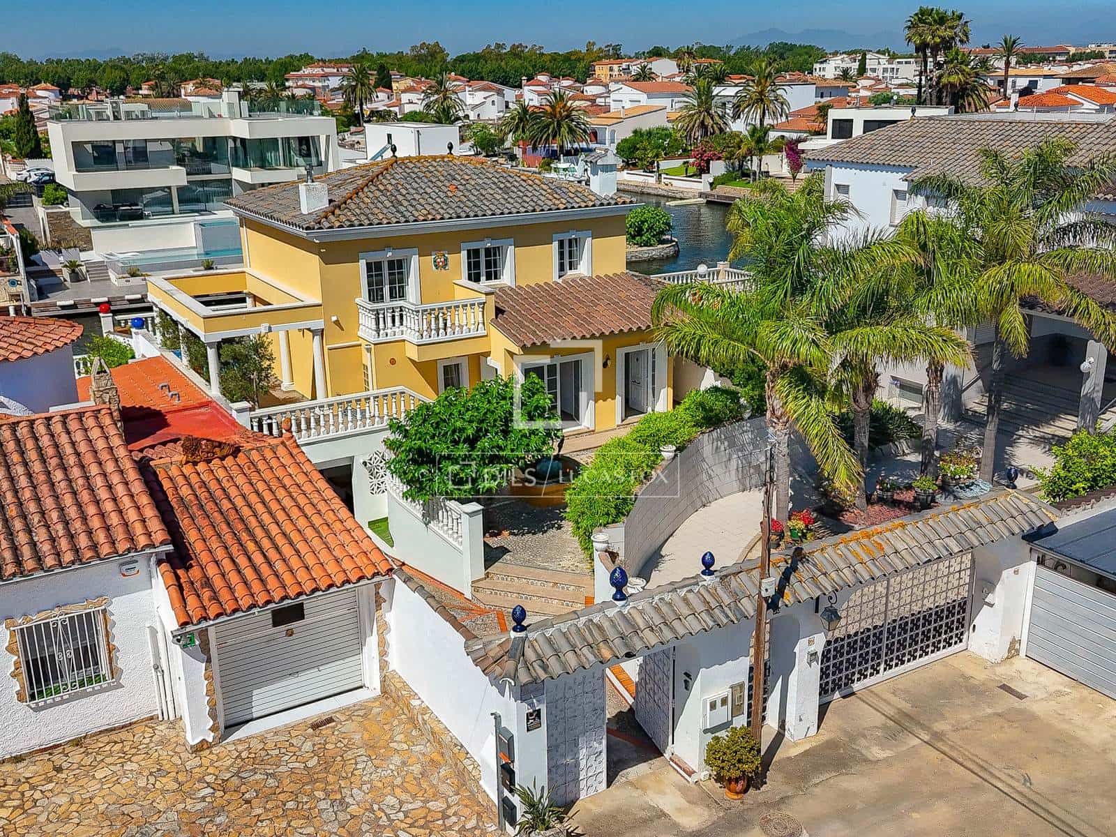 4 slaapkamer Villa te koop in Empuriabrava met zwembad garage - € 995.000 (Ref: 9918976)