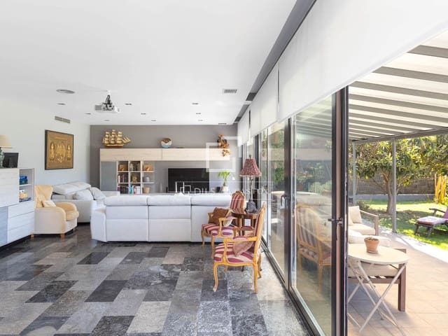 5 slaapkamer Villa te koop in Sant Vicenç de Montalt met garage - € 948.000 (Ref: 9919067)