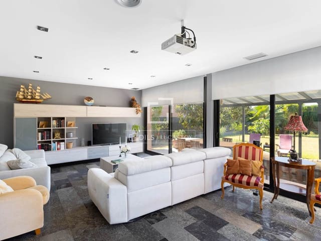 5 slaapkamer Villa te koop in Sant Vicenç de Montalt met garage - € 948.000 (Ref: 9919067)