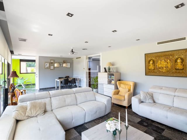 5 slaapkamer Villa te koop in Sant Vicenç de Montalt met garage - € 948.000 (Ref: 9919067)