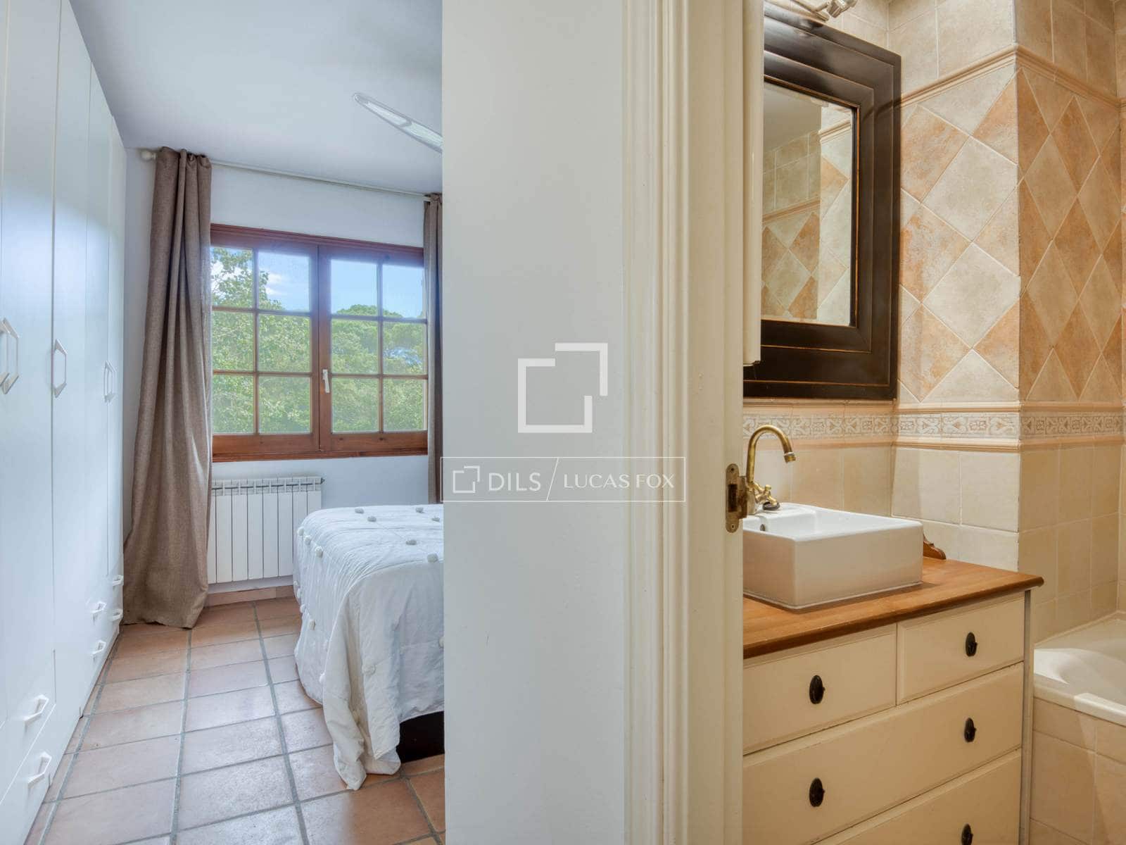 4 bedroom Villa for sale in Santa Cristina d'Aro with garage - € 395,000 (Ref: 9921143)