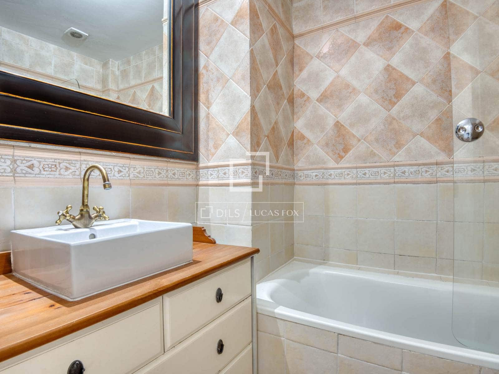4 bedroom Villa for sale in Santa Cristina d'Aro with garage - € 395,000 (Ref: 9921143)
