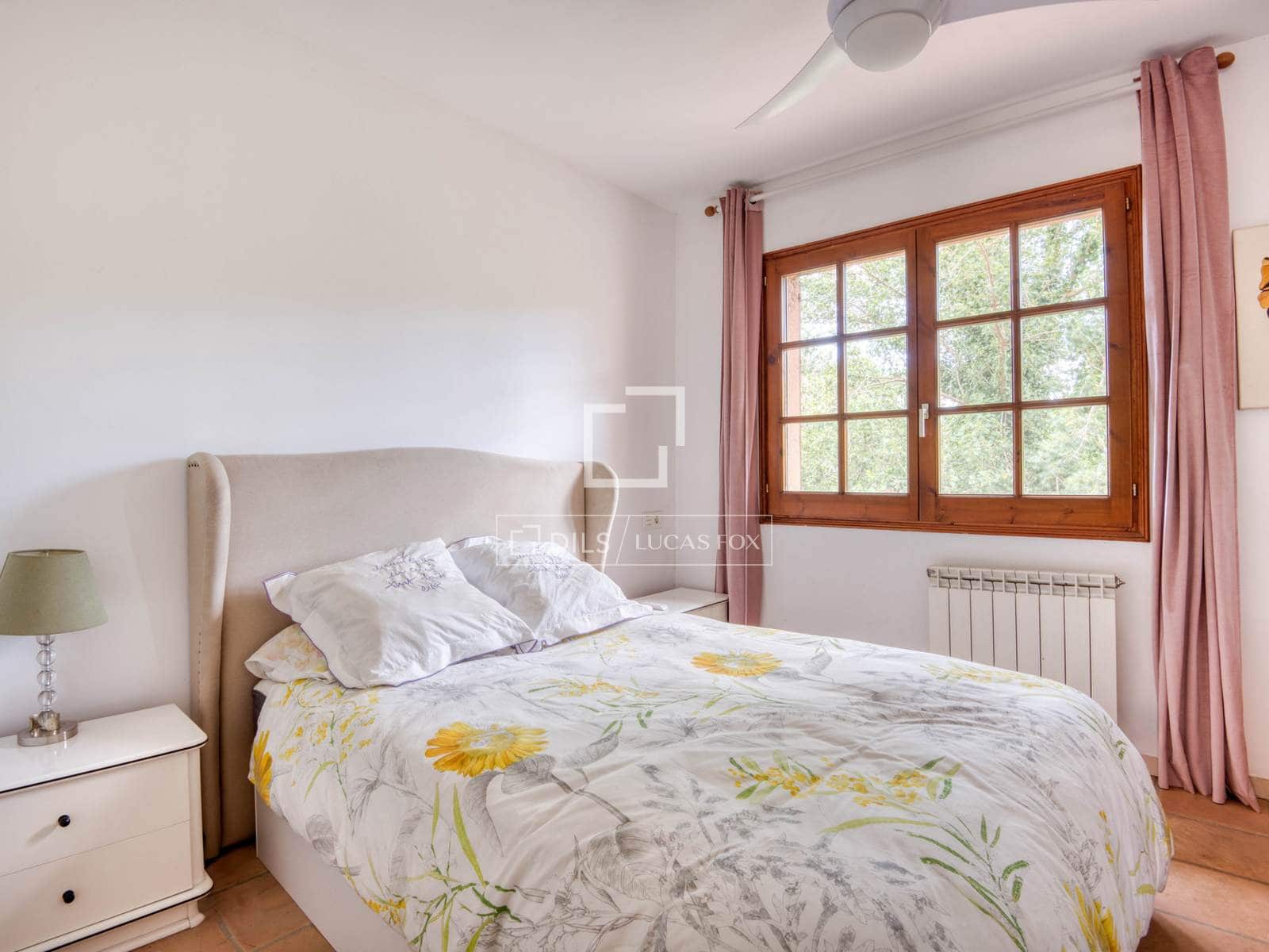 4 bedroom Villa for sale in Santa Cristina d'Aro with garage - € 395,000 (Ref: 9921143)