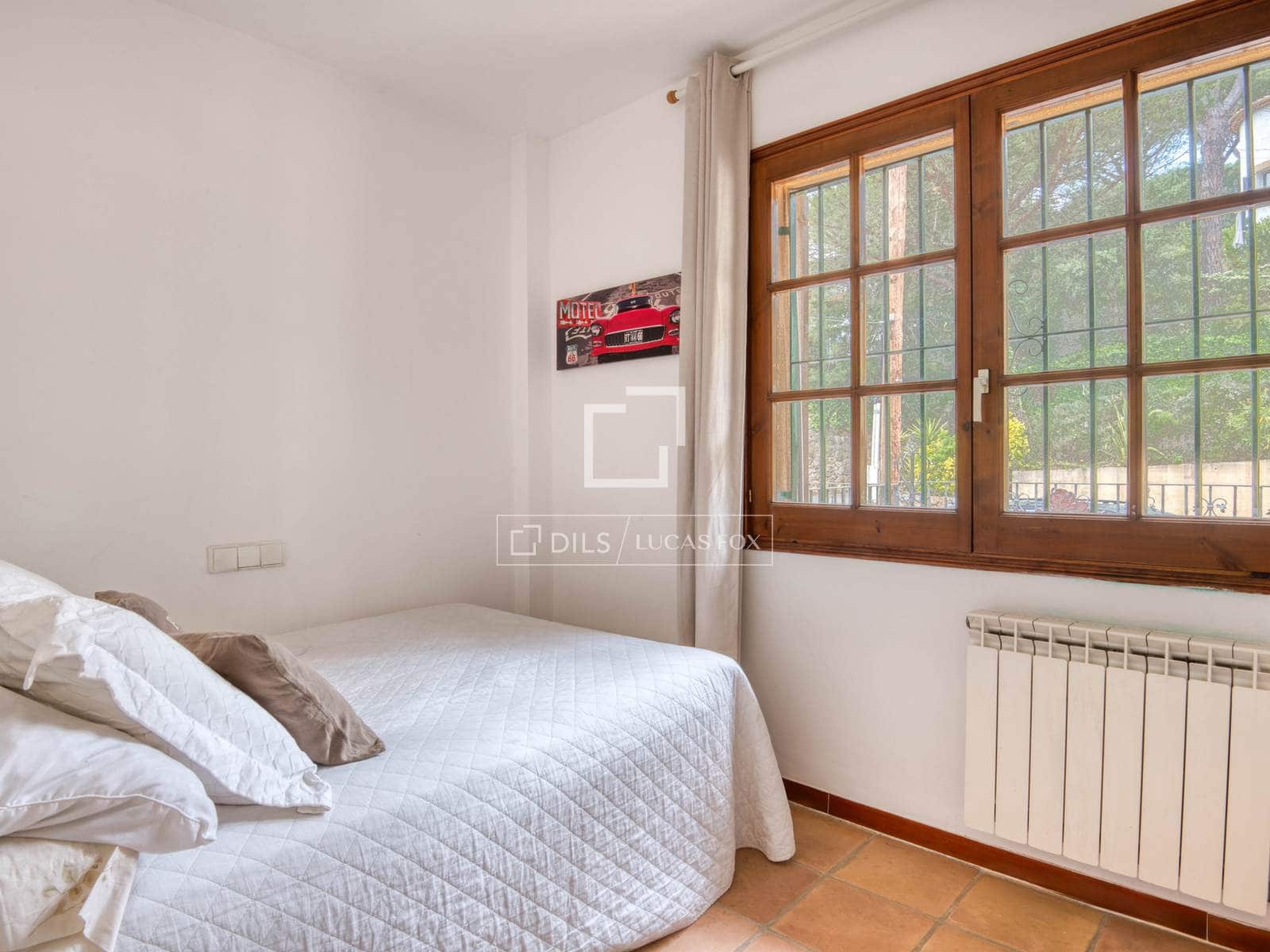 4 bedroom Villa for sale in Santa Cristina d'Aro with garage - € 395,000 (Ref: 9921143)