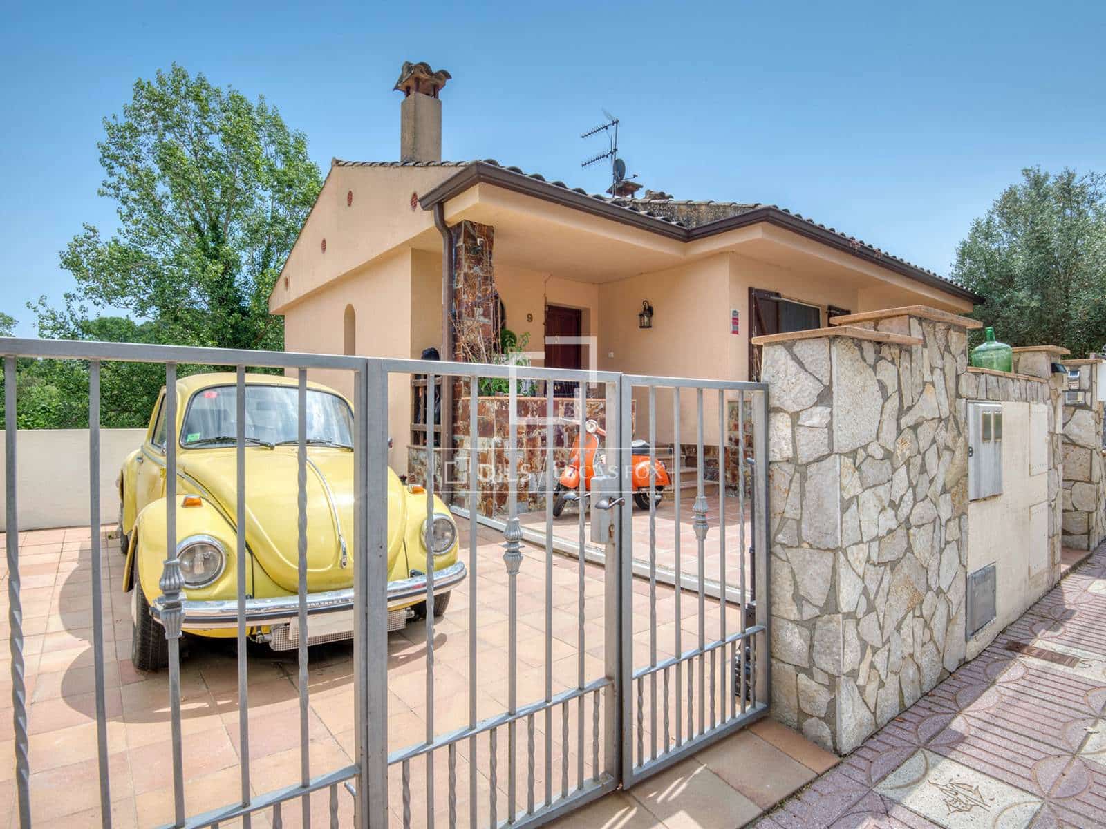 4 bedroom Villa for sale in Santa Cristina d'Aro with garage - € 395,000 (Ref: 9921143)
