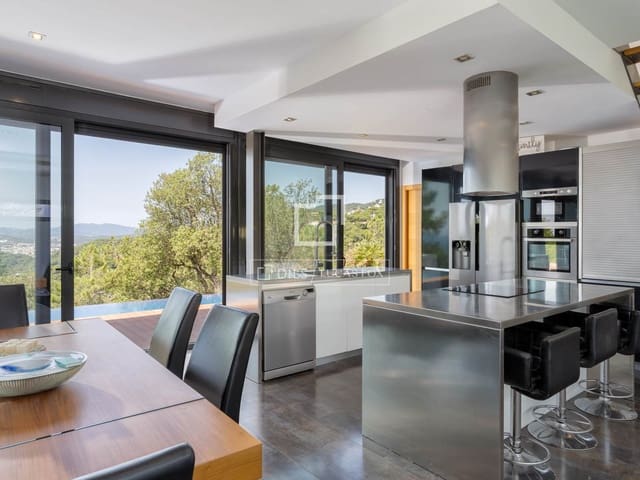 4 soveværelse Villa til salg i Lloret de Mar med swimmingpool garage - € 1.200.000 (Ref: 9921369)