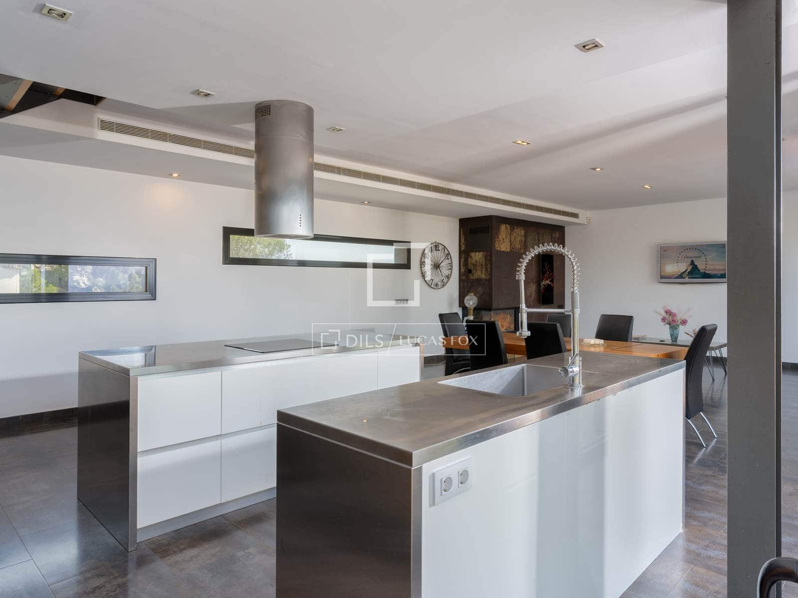 4 bedroom Villa for sale in Lloret de Mar with pool garage - € 1,200,000 (Ref: 9921369)
