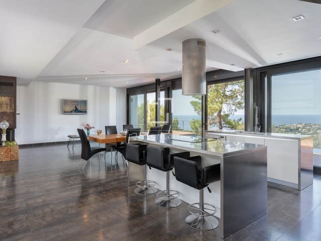 4 soveværelse Villa til salg i Lloret de Mar med swimmingpool garage - € 1.200.000 (Ref: 9921369)
