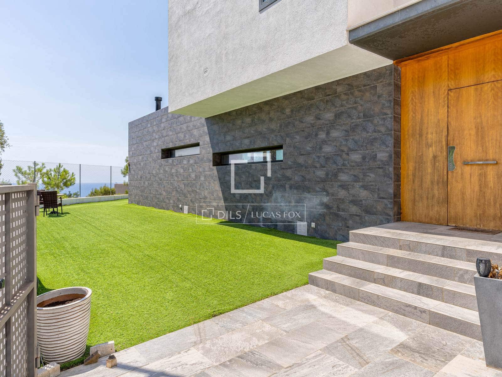 4 bedroom Villa for sale in Lloret de Mar with pool garage - € 1,200,000 (Ref: 9921369)