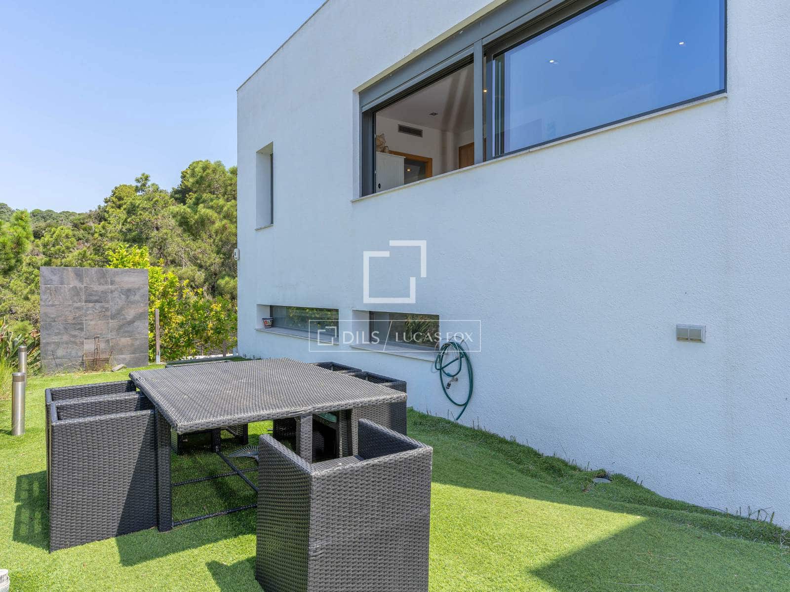 4 bedroom Villa for sale in Lloret de Mar with pool garage - € 1,200,000 (Ref: 9921369)