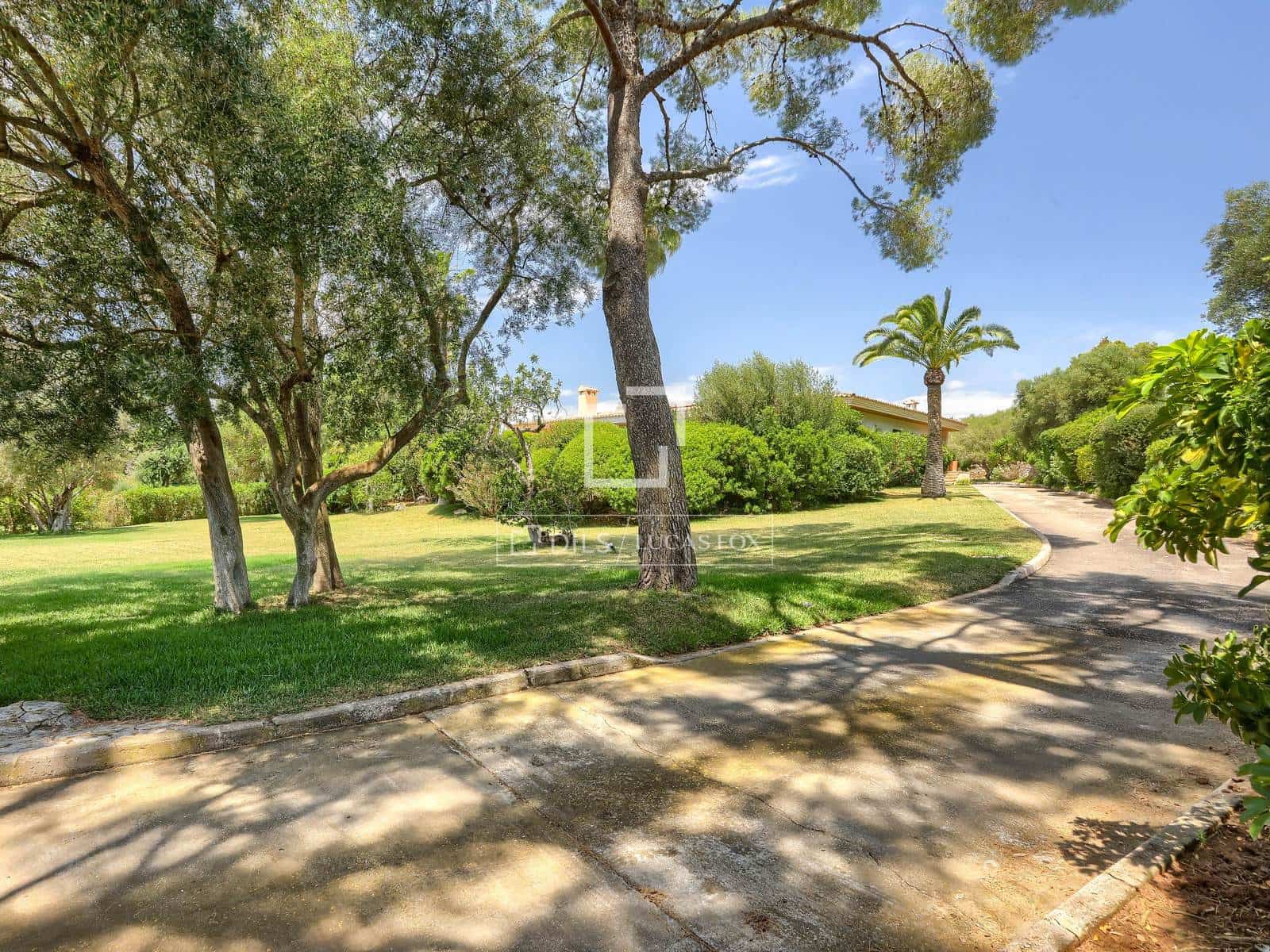 4 bedroom Villa for sale in Sa Cabaneta / La Cabaneta with pool garage - € 1,850,000 (Ref: 9926447)